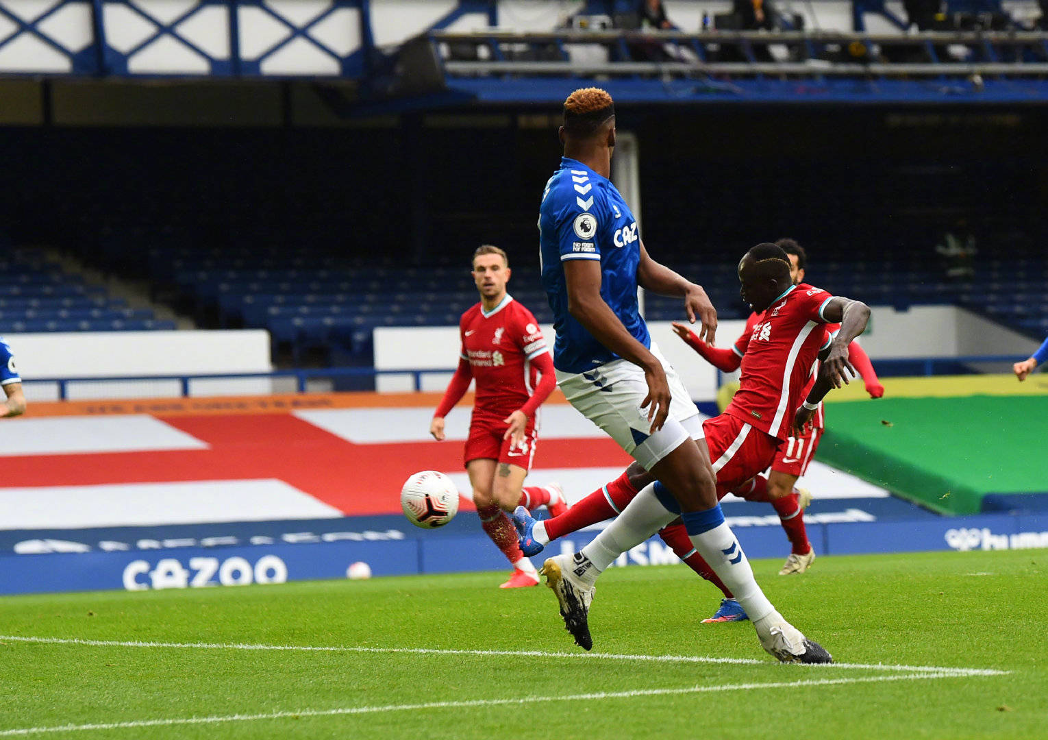 正試圖將格 正試圖將格